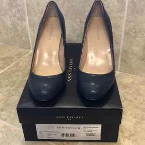 EUC Ann Taylor Navy blue pumps